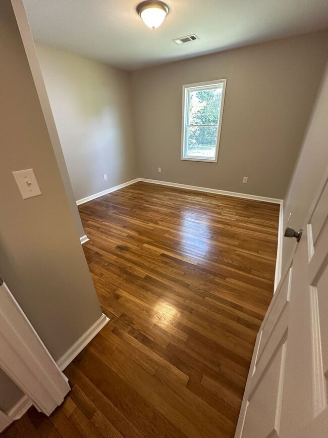 Building Photo - Beautifully Remodeled 2 Bedroom / 1 Bath D...