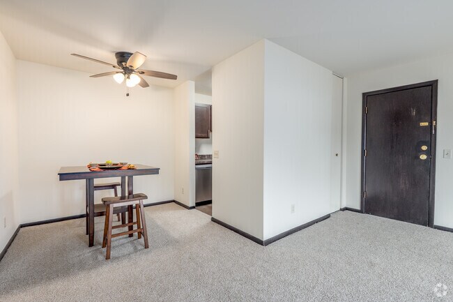 1 dormitorio, 1 baño - 695 pies cuadrados - Comedor - Monona Village Apartments