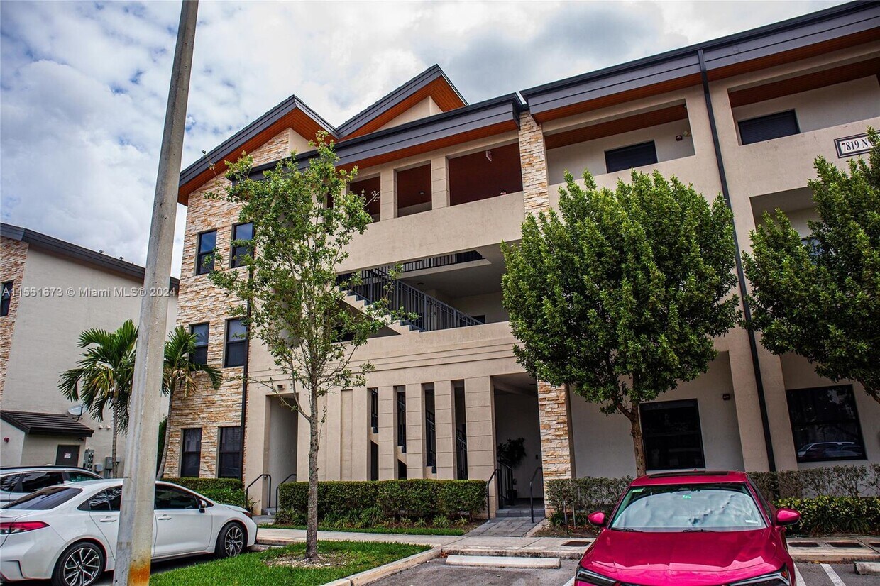 Foto principal - 7819 NW 104th Ave