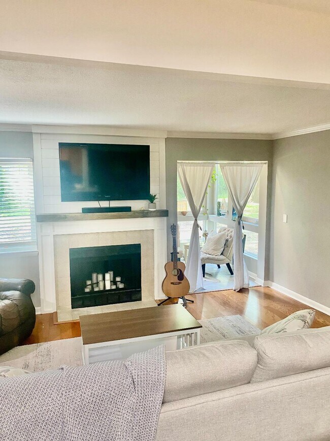 Living Room - 272 Alexandra Dr