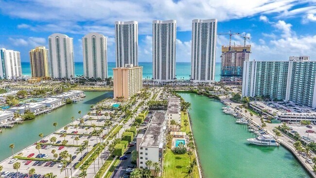 Foto del edificio - 220 Kings Point Dr