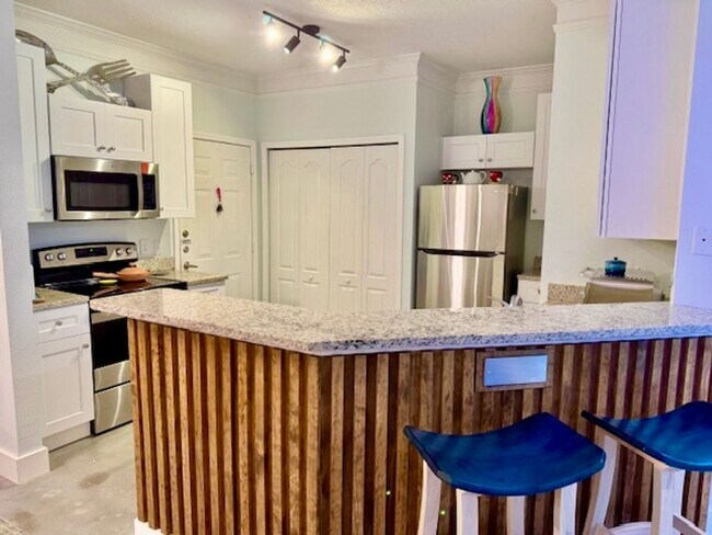 Foto del edificio - 2 Bedroom/ 2 Baths / 2 Car Garage Condo Fo...
