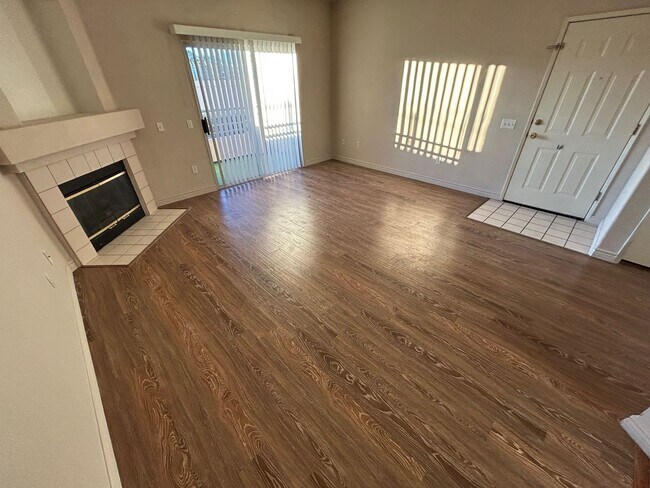 Foto del edificio - BEAUTIFUL WEST HARMON AREA CONDO LOCATED CENTRAL LAS VEGAS