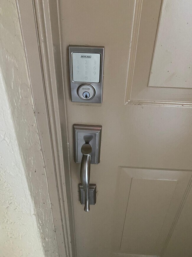 Foto del edificio - 2100 Greenview Shores Blvd