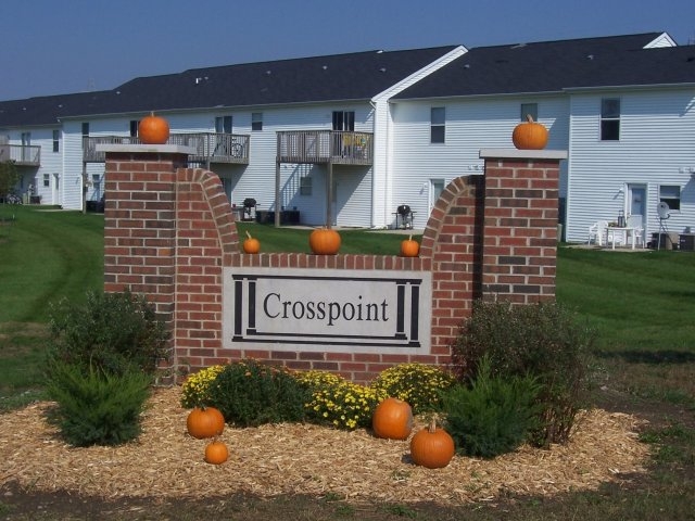 Entrada - Crosspoint Apartments