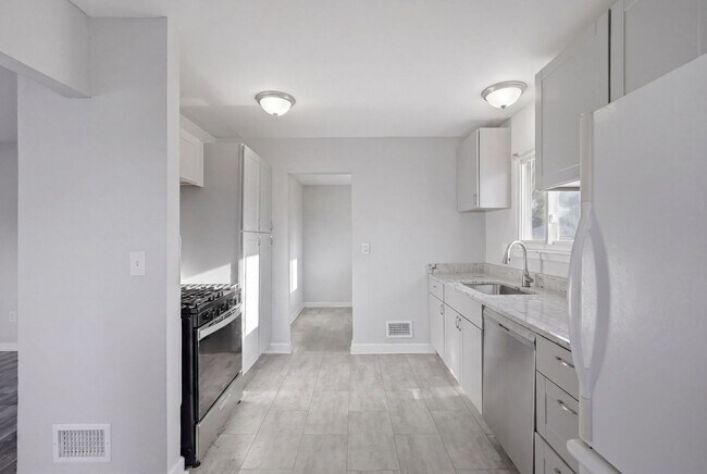 Building Photo - Come see your new home!