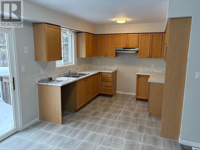 Photo du bâtiment - 600 White Elm Blvd