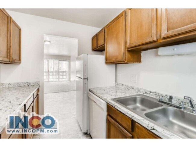 Foto del edificio - 3180 S Federal Blvd