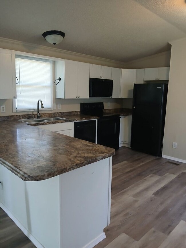 Building Photo - Charming and comfort in this 2-bedroom, 2-bath home