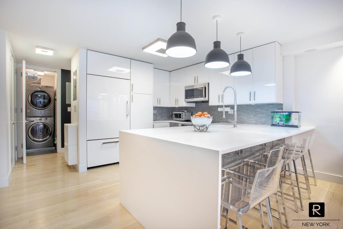 Primary Photo - 300 East 71st Street