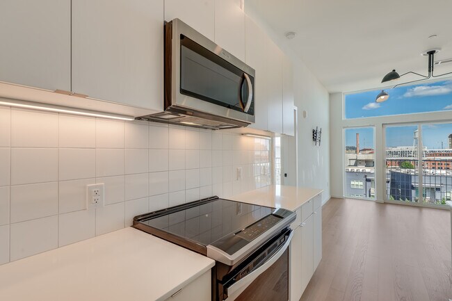 tile backsplash - 600 S Duke St