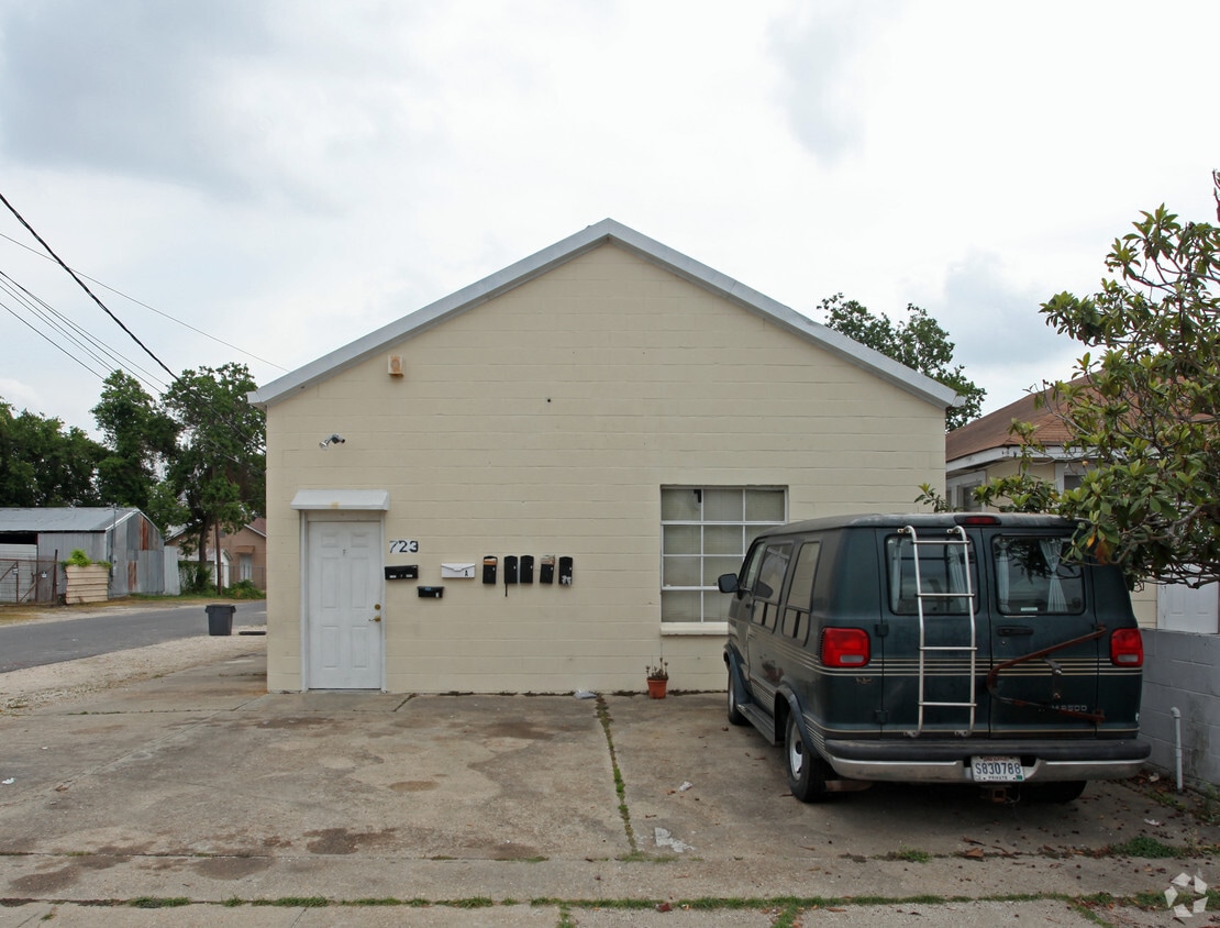 Building Photo - 723 Grefer Ave