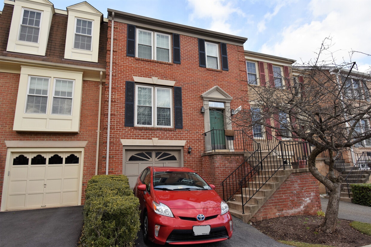 Primary Photo - 3 Bedroom, 3.5 Bathroom Townhouse in North...