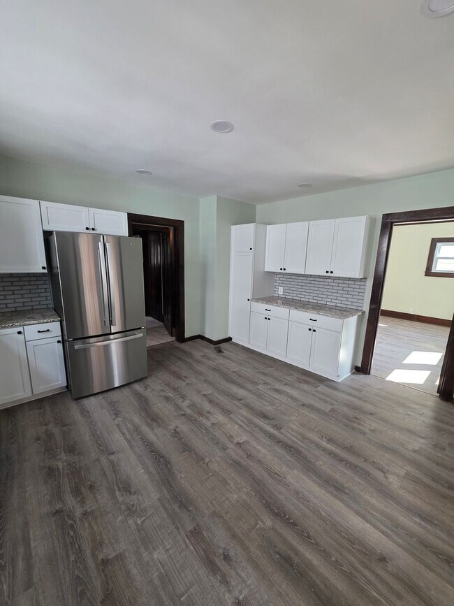 Foto del edificio - Spacious 4-Bedroom, 1½ Bath Single-Family ...