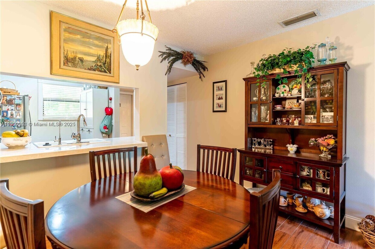 Foto principal - 15805 W Waterside Cir