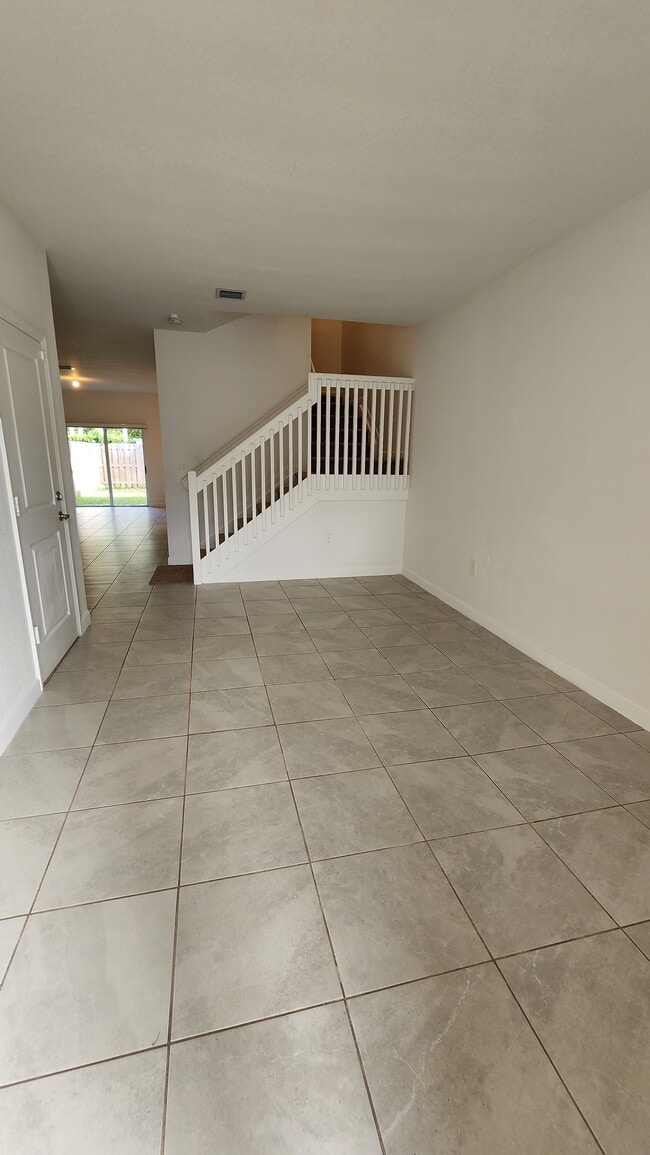 Building Photo - 1041 SE 27th Ter