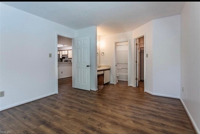 Building Photo - Spacious Room Rental in Williamsburg