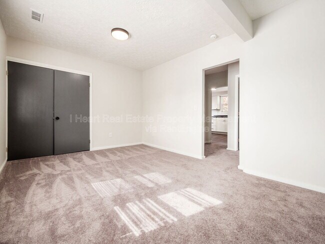 Foto del edificio - 878 1/2 Sullivant Avenue