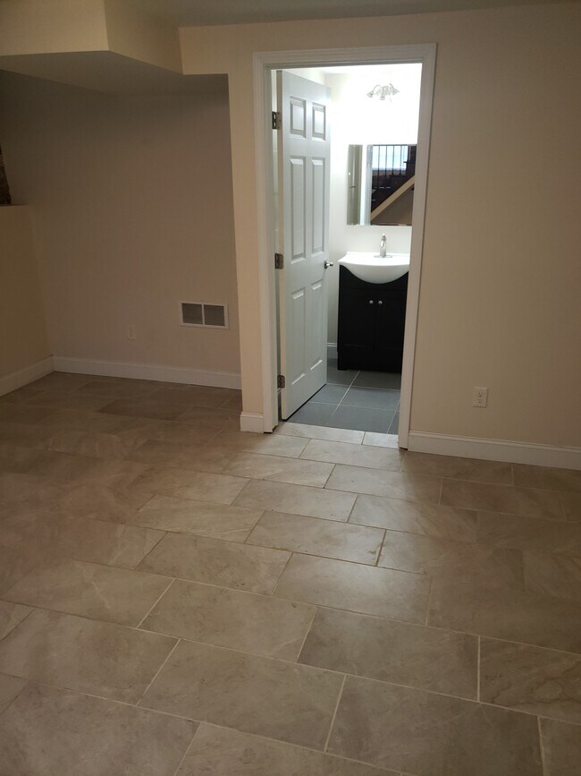 Baño del segundo dormitorio (ducha de 3 piezas) - 74 N 22nd St