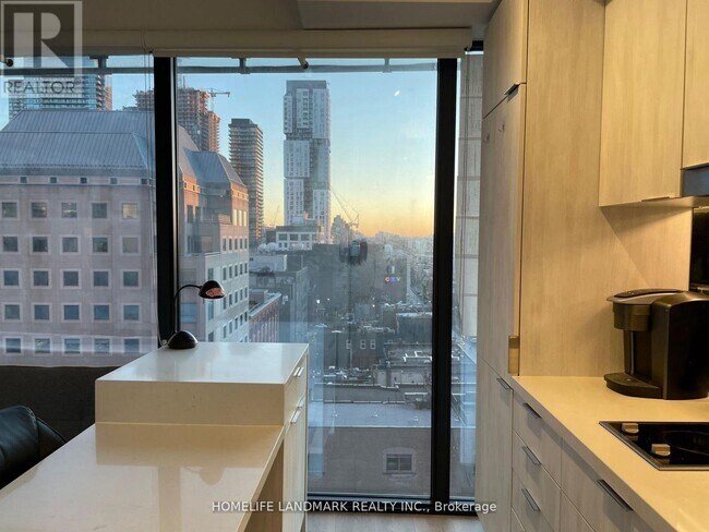 Photo du bâtiment - 215 Queen St W