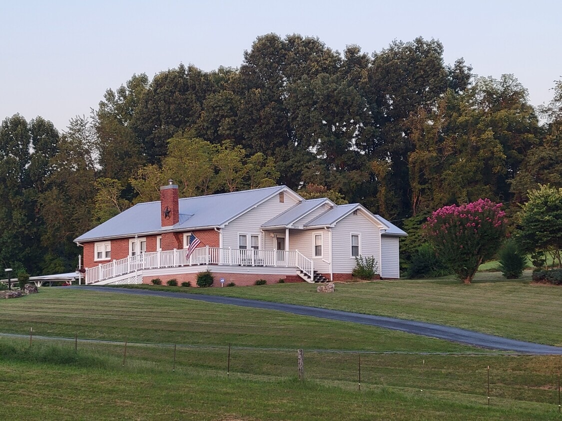 Primary Photo - 5855 Erwin Hwy