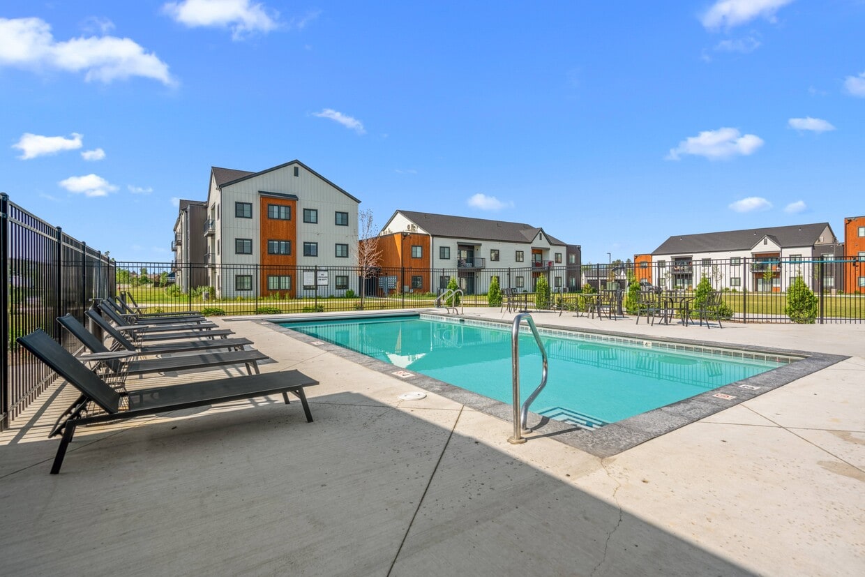 Primary Photo - Silverbrook Apartments