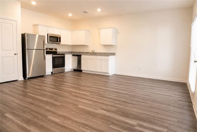 Building Photo - 2095 Emerson Dr