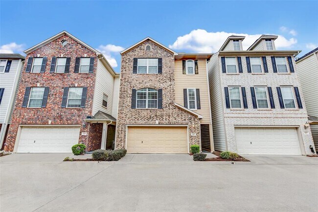 Building Photo - 3423 Skyline Village Dr