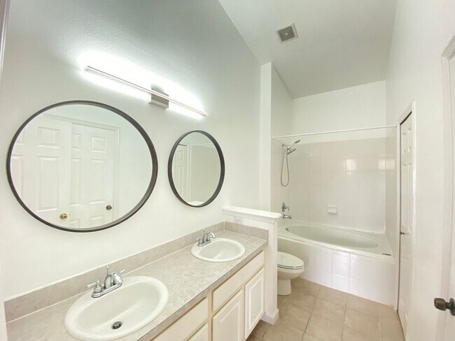 Foto del edificio - LAKES OF WINDERMERE - LAKE REAMS 3BR/2.5BA...