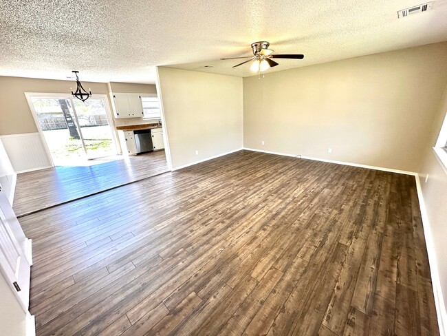 Building Photo - Updated 3-Bed Home with Garage & Fenced Ya...