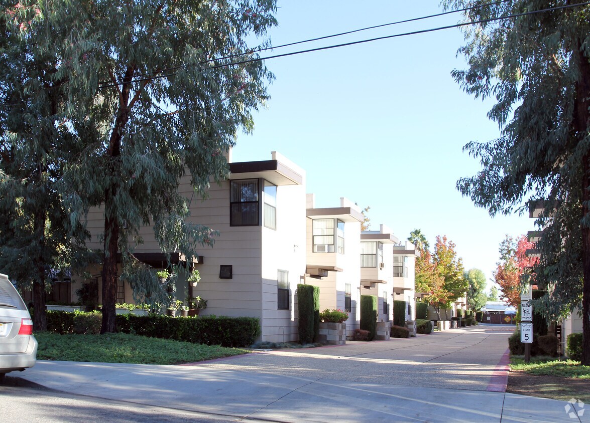 Foto del edificio - Emerald Garden Townhomes