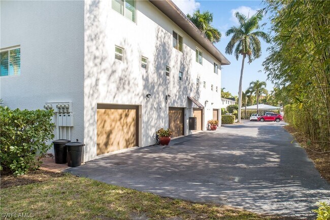 Building Photo - 872 7th Ave S