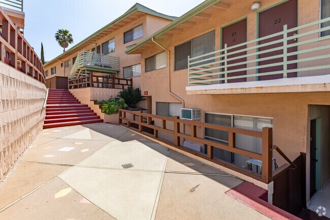 Espacio abierto central dentro del complejo de apartamentos. - Mikado Apartments, Mid-Century Japanese