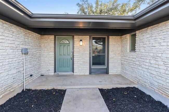 Building Photo - 1701 Deep Wood Dr