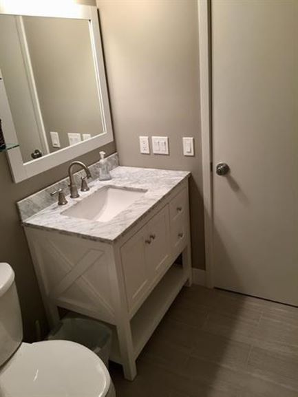 Main floor shared bath - 512 Huntridge Dr
