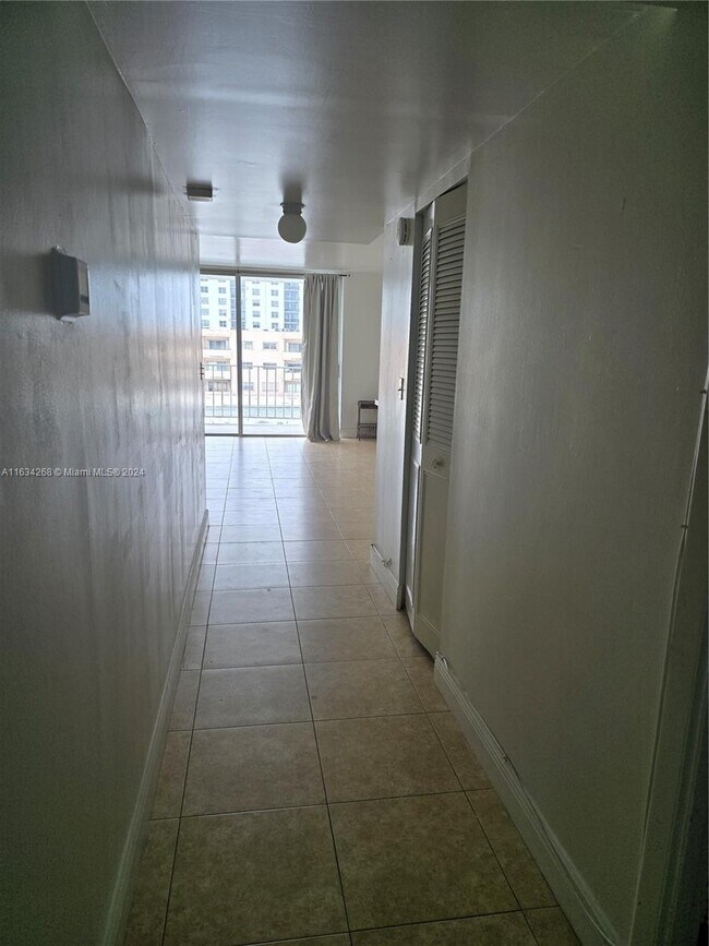 Foto del edificio - 6801 Indian Creek Dr