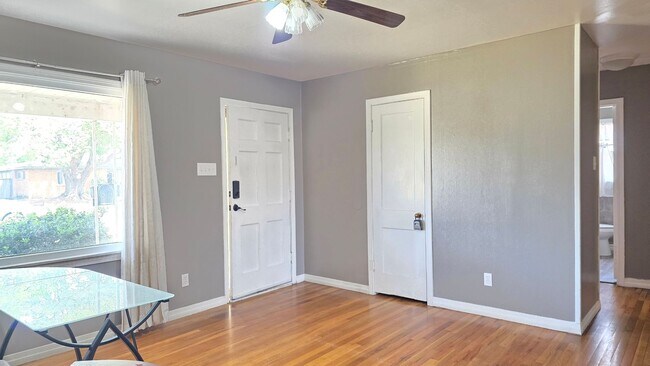 Foto del edificio - FOR LEASE - Spacious 3/1.5/1 - MINUTES FROM CAMPUS