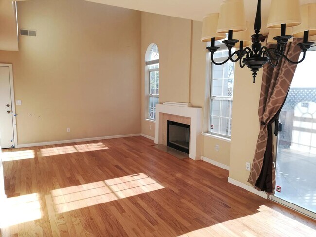 Building Photo - 1108 Radiant Ln