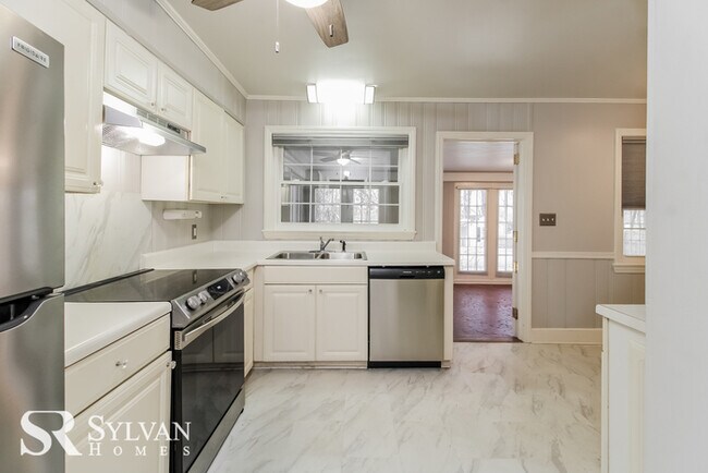 Building Photo - Bright and sunny 3 bedroom & 2 bath home!