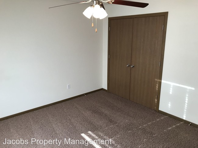 Building Photo - 605 Glenstone Dr