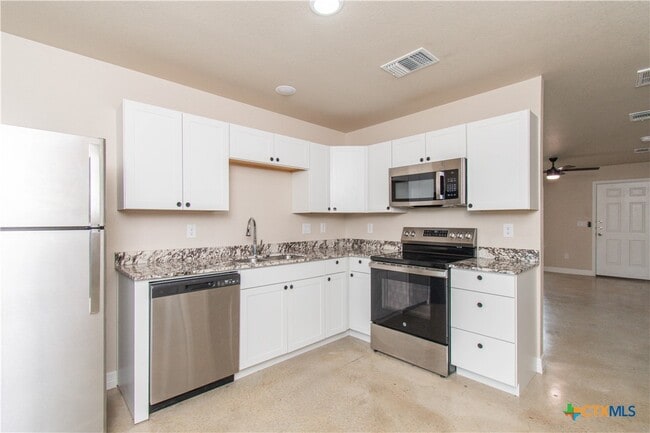 Building Photo - 806 White Meadow Ln