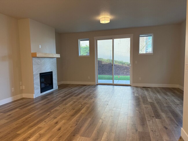 Foto del edificio - Beautiful Three Bedroom New Construction Home For Rent