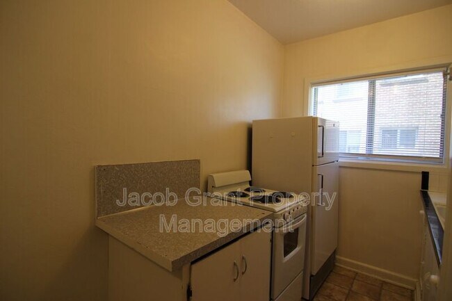 Building Photo - 676 Memorial Dr