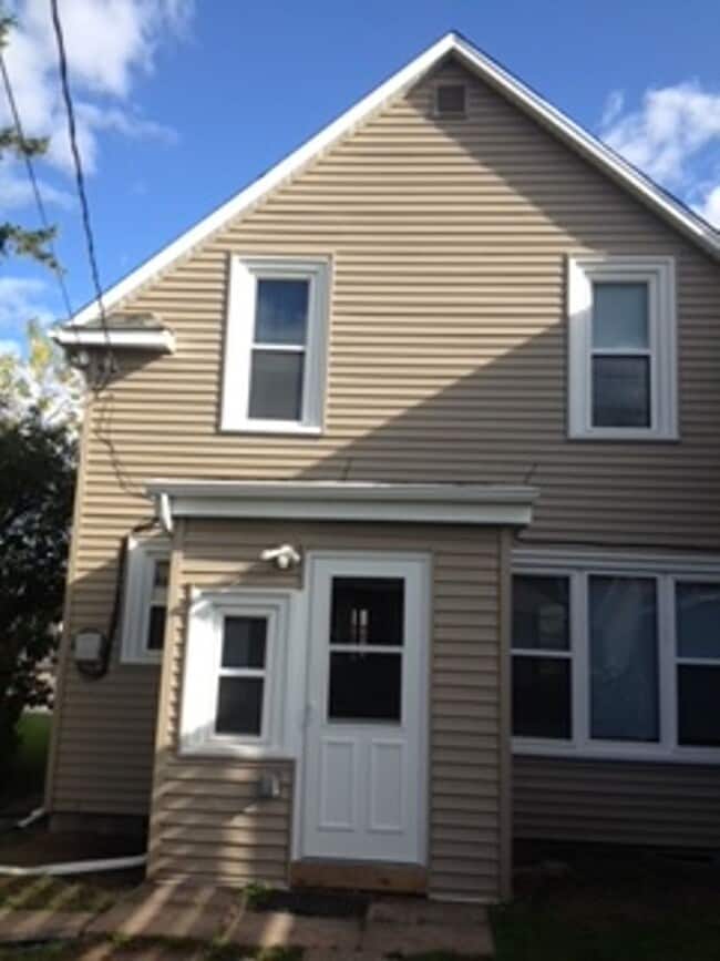 Building Photo - AVAILABLE NOW - Beautiful 3 Bed, 1 Bath Home