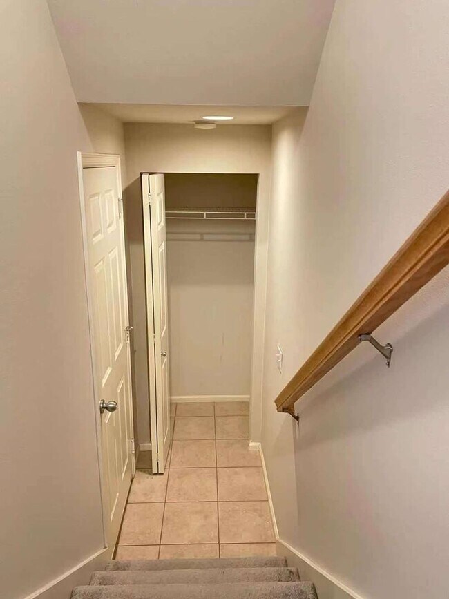 Building Photo - Great Townhome For Rent