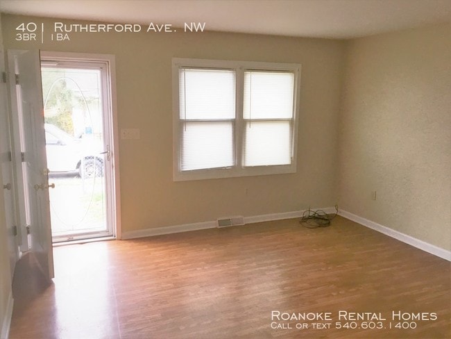 Building Photo - 3 Bd / 1 Bth / Spacious / Fenced in yard!