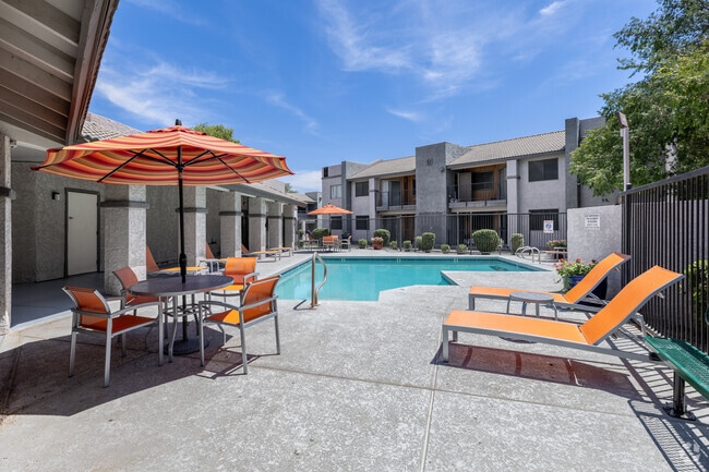 Piscina - Haven at South Mountain Apartments