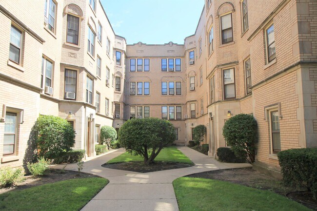 Building Photo - 7449 N Claremont Ave