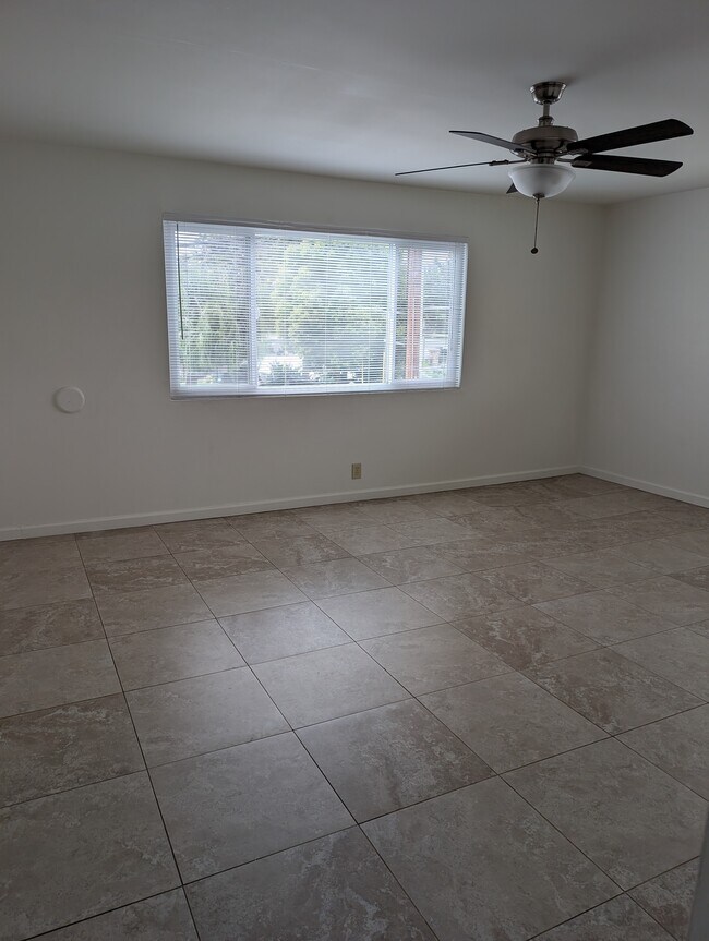 Sala de estar - 4435 Bonnie Brae St
