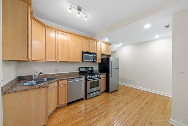 Building Photo - 2124 N Hudson Ave